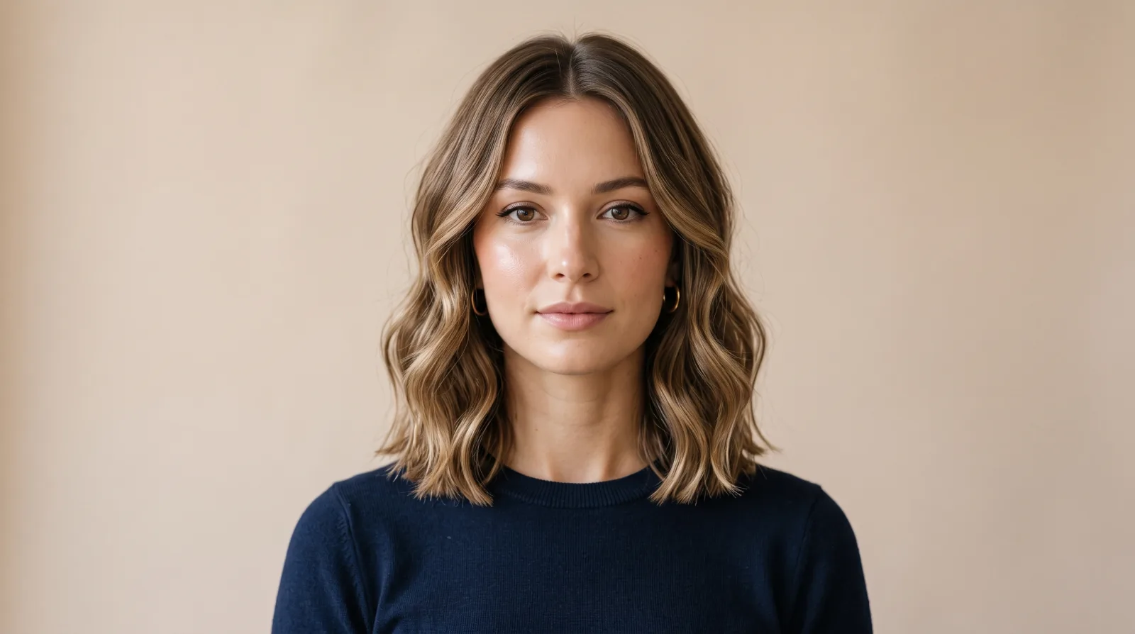 Flat illustration of a woman with a collarbone-length layered lob
